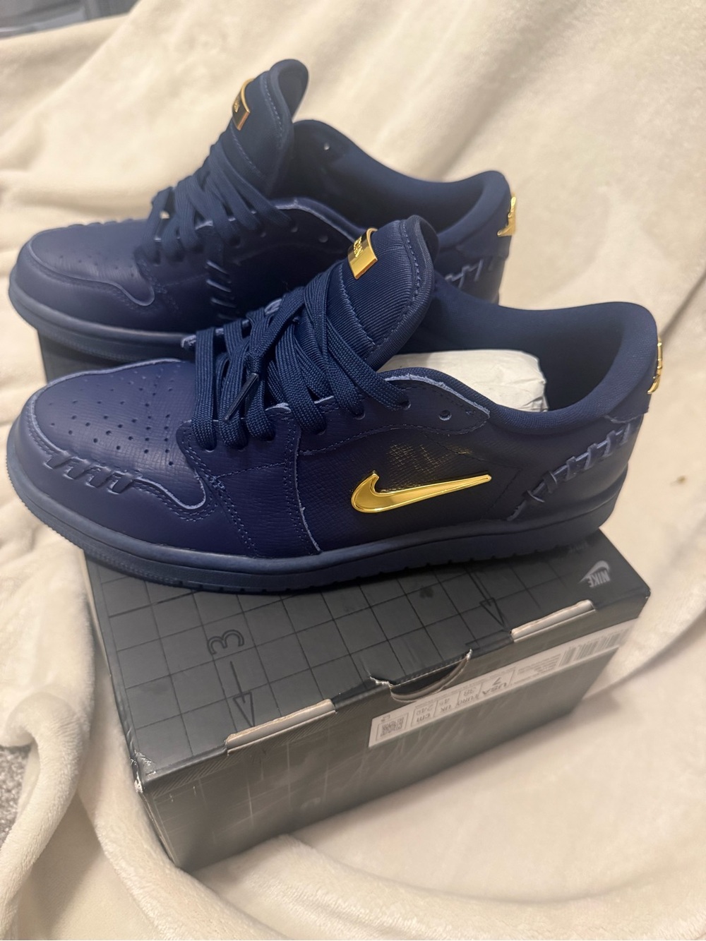 Nike women’s air Jordan’s 1 
Size 7